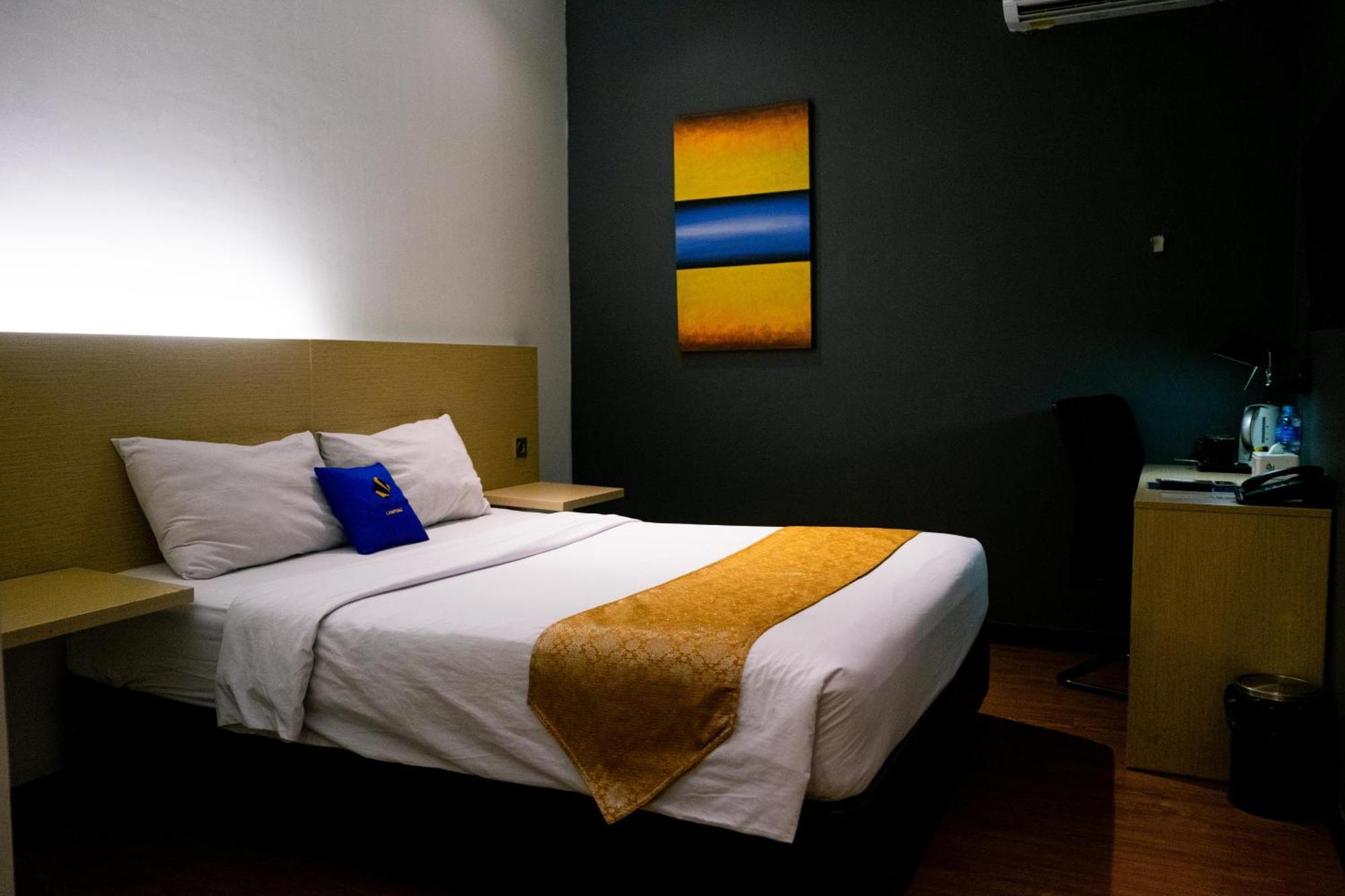 Yunna Hotel Lampung Бандар-Лампунг Экстерьер фото